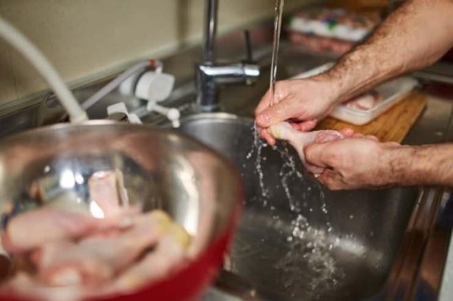 <p>1- TAVUK</p>    <p>�i� tavu�un �zerinde do�al olarak bulunan "Campylobacter" ve "Salmonella" gibi �l�mc�l bakteriler, suyun bas�nc�yla birlikte lavaboya, tezg�ha ve mutfak ara� gere�lerinize g�r�nmez damlac�klarla s��rar. Bu y�zden �i� tavu�u y�kamak yerine do�rudan pi�irin, sonras�nda temas eden t�m y�zeyleri ve ellerinizi iyice temizleyin. Bu y�ntem g�da g�venli�i a��s�ndan daha sa�l�kl�d�r.</p>