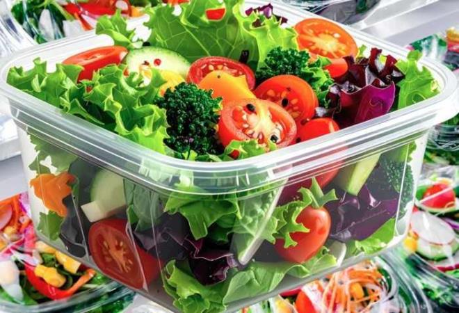 <p>6- HAZIR PAKETL� SALATALAR</p>    <p>Marketlerde haz�r y�kanm�� olarak sat�lan paketli salatalar�n yeniden ��kar�l�p klorlu suda y�kanmas� �nerilmiyor. Uzmanlar, bu i�lemin salatan�n yeniden bakteriyle temas etmesine neden olabilece�ini ve �apraz bula�ma riskini art�rabilece�ini belirtiyor.</p>