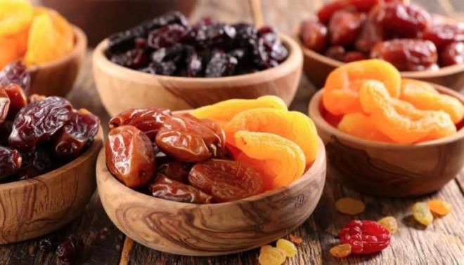 <p>13- KU� �Z�M� VE KURU MEYVELER</p>    <p>Kuru meyveler, ku� �z�m� ve kuru kay�s� gibi besinleri uzun s�re suda bekletmek ya da y�kamak, en s�k yap�lan hatalardan biri olarak g�steriliyor. Uzmanlar, suyla temas eden bu �r�nlerin lezzetini ve dokusunu kaybedebilece�ini, bu nedenle gereksiz yere y�kanmalar�n�n �nerilmedi�ini belirtiyor.&nbsp;</p>