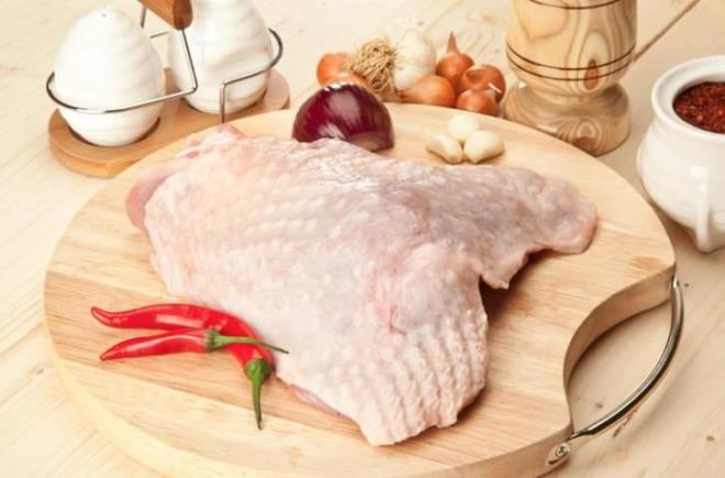 <p>5- H�ND� ET�</p>    <p>Hindi eti de t�pk� di�er k�mes hayvanlar� gibi b�nyesinde insan sa�l���na zararl� mikroorganizmalar� ve a��r bakteri kolonilerini bar�nd�r�yor. Bu nedenle uzmanlar hindi etininde y�kanmamas� gerekti�inin alt�n� �iziyor.</p>