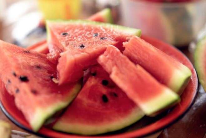 SALMONELLE TEHL�KES�<br>NTV'de yer alan habere g�re;&nbsp;G�da zehirlenmesine neden olan salmonella bakterisine dikkat �eken G�da M�hendisi Nurten S�rma, "Kirli b��akla kesti�ini zaman bu d���ndaki kirli k�sm� i�ine de bula�t�rm�� oluyorsunuz." diyerek tehlikeye dikkat �ekti.&nbsp;