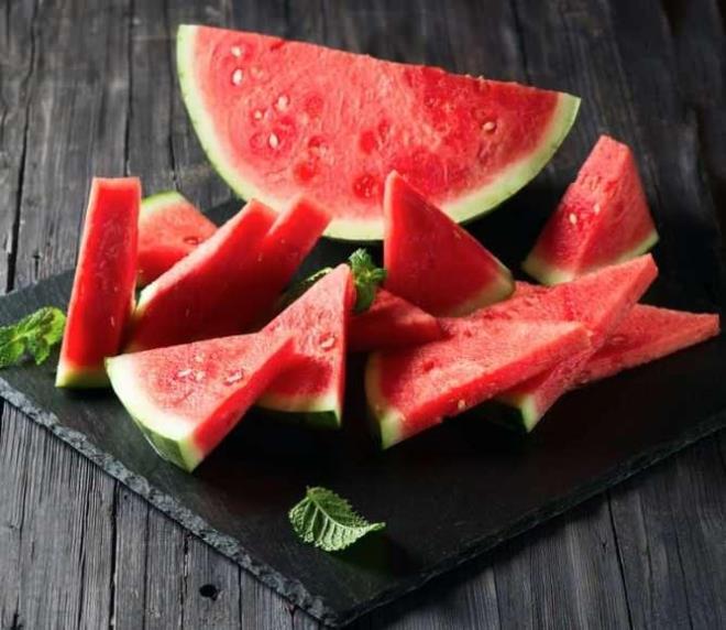 S�cak yaz g�nlerinin vazge�ilmez meyvelerinden olan karpuz, serinletici ve lezzetli yap�s�yla s�k�a tercih ediliyor. Ancak pazar ve marketlerde dilimlenmi� halde sat��a sunulan karpuzlar, uygun hijyen ko�ullar�nda muhafaza edilmedi�inde �e�itli sa�l�k sorunlar�na davetiye ��karabiliyor.&nbsp;