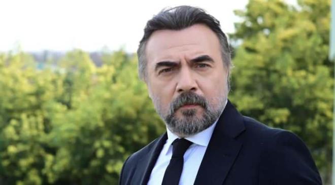<span><em><strong>�nl� oyuncu Oktay Kaynarca'n�n, ��hrete kavu�madan �nce yapt��� meslek yeniden g�ndem oldu. Son olarak Kim Milyoner Olmak �ster yar��mas�n�n sunuculu�unu �stlenen Kaynarca'n�n uzun y�llar g�zlerden uzak kalan ge�mi�i merak konusu oldu. Ba�ar�l� oyuncunun �nl� olmadan �nce farkl� i�lerde �al��t��� ve pek bilinmeyen mesle�iyle dikkat �ekti�i ortaya ��kt�.</strong></em></span>