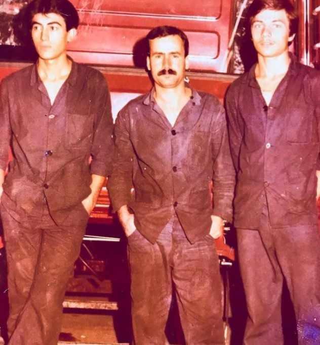 Lise ��rencisiyken �stanbul'da bir kamyon fabrikas�nda yedi ay elektrik i��isi olarak g�rev ald�.&nbsp;