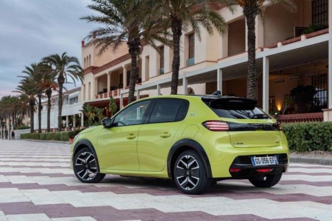Peugeot 208 modelinin 1.5 BlueHDi motorlu ve 8 ileri tam otomatik EAT8 �anz�manl� versiyonu da 4,1 litrelik t�ketim de�eriyle kategorinin zirve ortaklar� aras�nda yer ald�.