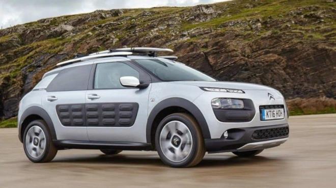 <div class="content-text"><p><strong>EN AZ YAKAN D�ZEL OTOMOB�LLER</strong><br>Dizel motorlu otomobiller, sa�lad�klar� y�ksek tork kapasitesi ve tek bir depoyla kat edilebilen uzun menzilleri sayesinde s�k seyahat eden s�r�c�lerin ilk tercihi olmay� s�rd�r�yor.</p>  <p><br>Bu kategorinin en iddial� ve �a��rt�c� oyuncular�ndan biri olarak kar��m�za ��kan Citroen C4 Cactus 1.6 BlueHDi modeli olduk�a iddial�.</p>  <p>C4 Cactus, sahip oldu�u 1.6 BlueHDi dizel motor �nitesiyle karma kullan�m ko�ullar�nda 100 kilometrede sadece 3,4 litre yak�t t�ketimine ihtiya� duyuyor.</p>  <p></p>          </div>          <div class="bar"></div>