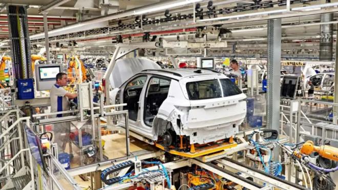 Volkswagen Grubu, elektrikli otomobil vizyonunda kritik bir ad�m� daha tamamlad�. �irketin yeni nesil �ehirli ara� serisinde yer alan Skoda Epiq'in �spanya'daki seri �retimi resmen ba�lad�. Volkswagen ID. Polo ve Cupra Raval'in Martorell fabrikas�nda banttan inmesinin ard�ndan Epiq de bu �retim ser�venine dahil oldu.