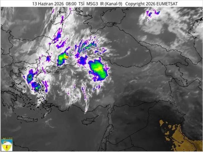 <p>Meteoroloji Genel M�d�rl��� taraf�ndan yap�lan son de�erlendirmelere g�re; Marmara, Ege, Akdeniz, �� Anadolu, Karadeniz, Do�u Anadolu'nun kuzey ve bat�s� ile Gaziantep, Kilis �evreleri ve Van'�n do�u kesimlerinin sa�anak ve g�k g�r�lt�l� sa�anak ya���l� ge�ece�i tahmin ediliyor.</p>  <p>Ya���lar�n; �� Ege , Akdeniz'in i� kesimleri, �� Anadolu, Edirne'nin g�neyi, �anakkale, Adana, Osmaniye, �orum ve Tokat �evreleri ile Hatay'�n bat� kesimlerinde yerel kuvvetli olmas� bekleniyor. R�zg�r�n; Marmara, Kuzey Ege k�y�lar� ile Do�u Anadolu'nun bat�s�nda kuzeyli y�nlerden kuvvetli (40-60 km/sa) esmesi bekleniyor.</p>  <p>Hava s�cakl�klar�n�n bat� kesimlerde 5 ila 7 derece azalaca��, di�er yerlerde �nemli bir de�i�iklik olmayaca�� tahmin ediliyor.</p>  <p>R�zgar genellikle kuzeyli, yurdun do�u kesimlerinde g�neyli y�nlerden hafif, ara s�ra orta, Marmara, Kuzey Ege k�y�lar� ile Do�u Anadolu'nun bat�s�nda kuvvetli (40-60 km/sa) esmesi bekleniyor</p>
