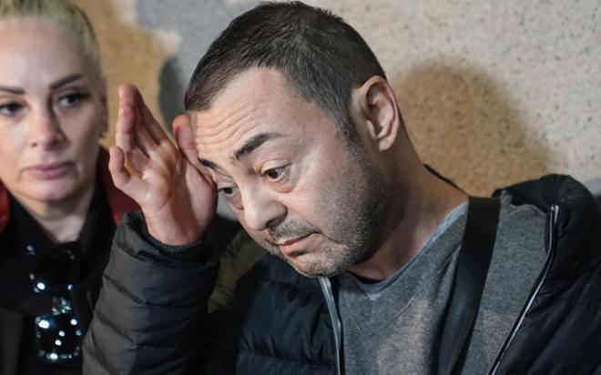 Uzun y�llard�r MS (Multiple Skleroz) hastal���na kar�� zorlu bir m�cadele veren �nl� sanat�� Serdar Orta�, hayranlar�n� derinden �zen bir haberle yeniden g�ndeme geldi; sevilen �ark�c�n�n ya�ad��� sa�l�k sorunlar� nedeniyle iki haftad�r hastanede m��ahede alt�nda tutuldu�u ve tedavisinin s�rd��� ��renildi.