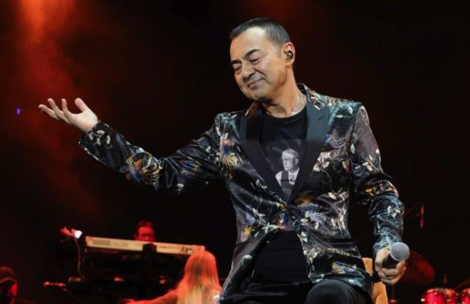KONSERLER� �PTAL ED�LD�  <br>  Halk TV'nin haberine g�re; hastanede uygulanan a��r ila� ve klinik takip s�reci nedeniyle �nl� sanat��n�n �n�m�zdeki d�neme ait t�m yo�un konser trafi�i tamamen iptal edilerek ileri bir tarihe ertelendi.