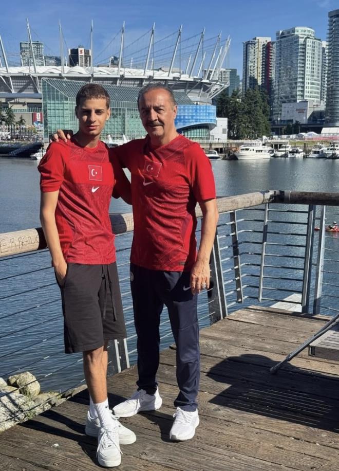 Son olarak Y�lmaz Erdo�an ile Kanada'n�n Vancouver kentinde �ekilen foto�raf� dikkat �ekti.