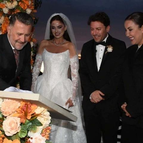Birlikteliklerini Temmuz ay�nda resmiyete ta��mak isteyen �nl� �ift, ge�ti�imiz g�n nikah masas�na oturdu.�iftin hayat�n� birle�tirdi�i nikah t�renine yak�n arkada� �evreleri kat�l�m g�sterdi. T�ren s�ras�nda �ekilen mutluluk pozlar�, �iftin dostlar� taraf�ndan sosyal medya hesaplar�nda payla��larak takip�ilerin be�enisine sunuldu.