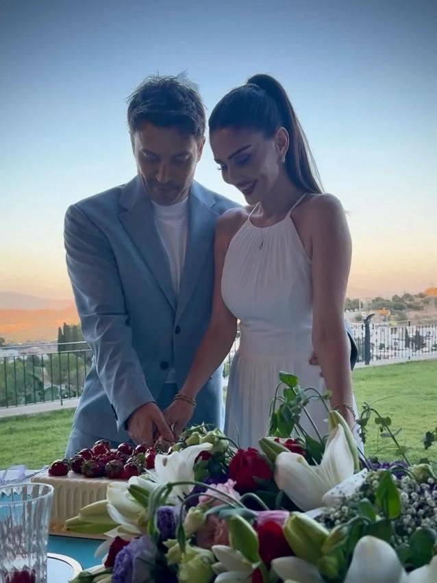 �nl� oyuncu Tolga G�le�, bir s�redir birliktelik ya�ad��� spiker �yk� Cengiz ile hayat�n� birle�tirme karar� alm��t�. Evlilik yolunda ilk resmi ad�m� ge�en y�l atan �ift, 4 Temmuz 2025 tarihinde Bodrum'da aile aras�nda d�zenlenen sade bir t�renle ni�anlanm��t�.