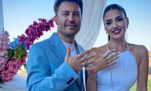 '�yle Bir Ge�er Zaman Ki' dizisiyle haf�zalara kaz�nan ba�ar�l� oyuncu Tolga G�le�, bir s�redir a�k ya�ad��� spiker �yk� Cengiz ile d�nyaevine girdi. 4 Temmuz 2025'te Bodrum'da ni�anlanan ve ayr�l�k iddialar�n� yalanlayarak ili�kilerini resmiyete d�ken �iftin mutlu g�n�ne yak�n dostlar� �ahitlik etti.