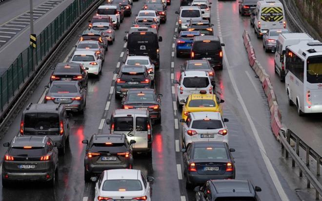 Zorunlu Trafik Sigortas� Genel �artlar�nda k�kl� de�i�ikliklere gidildi. 1 Temmuz 2026 itibar�yla y�r�rl��e girecek yeni mevzuat; kaza yerini terk eden s�r�c�lere y�nelik r�cu (zarar� r�cu ettirme) haklar�n� geni�letirken, orijinal par�a kullan�m�ndaki ya� s�n�r�n� kald�r�yor ve de�er kayb� �demelerinde hak sahibinin ba�vuru �art�n� otomatik hale getiriyor.