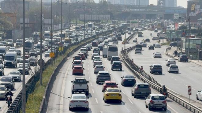 Olay yerini terk etmek <br>  D�zenlemenin en dikkat �eken ba�l�klar�ndan biri, trafik kazas� sonras� olay yerini terk eden s�r�c�lere ili�kin oldu. Buna g�re, trafik kazalar�nda sigortal�n�n veya eylemlerinden sorumlu oldu�u ki�ilerin, can g�venli�i ya da zorunlu haller d���nda olay yerini terk etmesi veya kaza tutana��, alkol raporu ve benzeri belgelerin d�zenlenmesine ayk�r� davranmas� halinde sigorta �irketi, �dedi�i tazminat� ilgililere r�cu edebilecek.