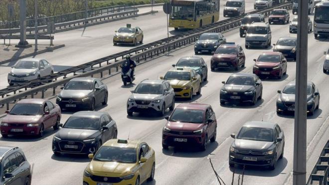 Yeni d�zenleme, trafik kazalar� sonras� sigorta �irketleri, s�r�c�ler ve ara� sahipleri a��s�ndan bir�ok uygulamay� de�i�tiriyor. �zellikle olay yerini terk eden s�r�c�lere r�cu edilmesi, orijinal yedek par�a uygulamas�nda ya� s�n�r�n�n kald�r�lmas� ve de�er kayb� tazminat�nda s�recin eksper raporuyla ilerlemesi dikkat �ekiyor.
