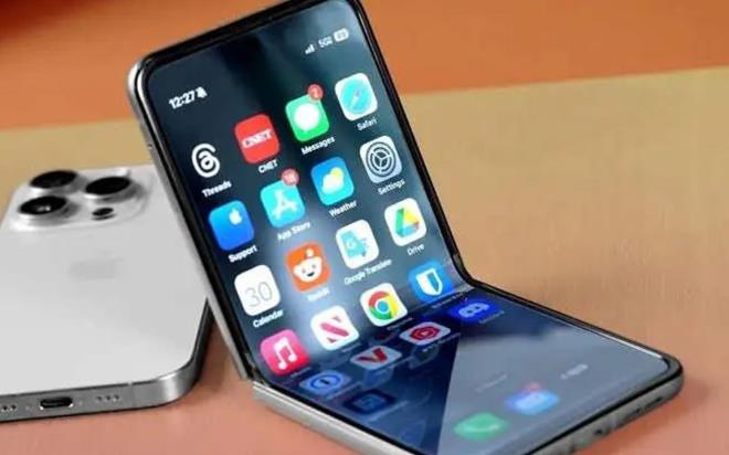 Apple firmas�n�n uzun bir s�redir �zerinde �al��malar y�r�tt��� konu�ulan katlanabilir formdaki iPhone modeline dair taze detaylar payla��ld�. Sekt�r i�inden gelen verilere g�re, merakla beklenen bu cihaz�n ��k�� takviminde birtak�m de�i�iklikler ya�anabilir.
