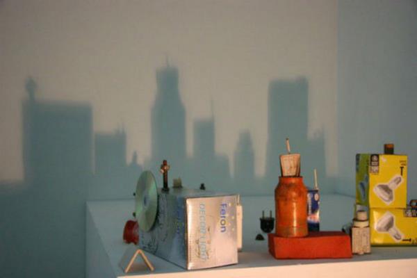 Azerbaycanl modern sanat Rashad Alakbarov, glgelerle yapt manzara ve portre resimlerini saydam yar saydam ve opak olan gnlk hayatta kullandmz objeleri zel dzenlerle dizayn ederek, harika kent manzaralar ve portreleri glgelerle yaratyor...