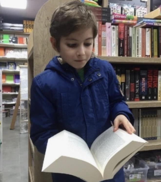 10 ya��ndayken sadece birka� ayda y�zlerce felsefe kitab� okudu�unu s�yleyerek T�rkiye'nin g�ndemine giren&nbsp;Filozof Atakan,&nbsp;Testo Taylan'�n YouTube program�na konuk oldu.&nbsp;