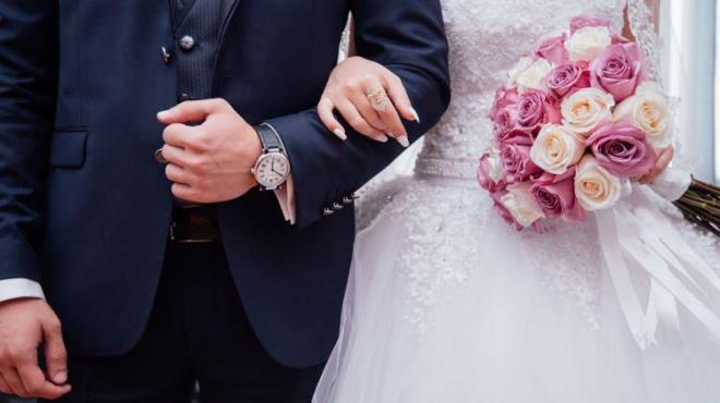 D���n sezonunun gelmesiyle birlikte d���n sekt�r�nde yayg�nla�an kiral�k nikah memuru uygulamas� evlenecek �iftlerin ilgisini �ekiyor. �iftler belediye nikah�n� k�yd�ktan sonra d�� mekan d���nlerinde art�k kiral�k nikah memurlar� tutmaya ba�lad�. Sembolik t�renler i�in istenen �cretler cep yak�yor.&nbsp;