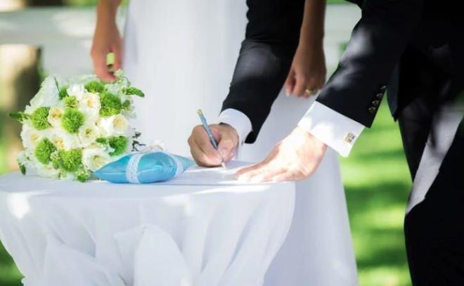 N�KAH TAZELEMEK �STEYENLER�N DE G�ZDES�<br>Sembolik nikah uygulamas� yaln�zca yeni evlenecek �iftlerle s�n�rl� de�il. Y�llar �nce resmi nikah yapan ve ili�kilerine farkl� bir heyecan katmak isteyen �iftler de nikah tazeleme amac�yla bu hizmete y�neliyor. Ayr�ca iki farkl� �ehirde d���n yapmak isteyen �iftler de resmi nikah�n ard�ndan ikinci organizasyonda sembolik nikah tercih ediyor.