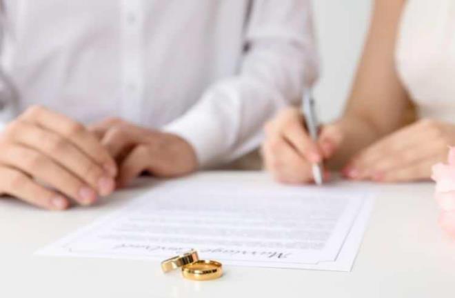 N�KAH MEMURU G�B� T�REN Y�NET�YORLARYeni uygulama kapsam�nda profesyonel oyuncular, nikah memurlar�na benzer c�bbe ve k�yafetlerle t�renlerde g�rev al�yor. Ancak bu ki�iler resmi nikah k�ym�yor; yaln�zca sembolik ve tiyatral bir t�ren ger�ekle�tiriyor.