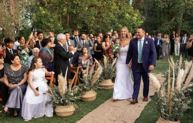 <p>SU� SAYILIYOR MU?</p>    <p>�iftlerin zaten resmi nikah k�ym�� olmas�, her iki taraf�n da t�renin tamamen kurmaca oldu�unu bilmesi ve sahte bir nikah defterinin resmi kurumlara sunulmamas�, uygulamay� riskli k�lm�yor. �iftlerin resmi nikahl� olmas� da daha g�venli yollardan biri say�l�yor. Ancak taraflardan birinin, kar��s�ndaki ki�iyi sahte bir t�renle kand�rmas�, nitelikli doland�r�c�l�k kapsam�nda de�erlendiriliyor.</p>