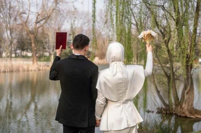 Sembolik nikah t�renlerini y�neten oyuncular i�in �denen �cret ise 23 bin liraya kadar ��kabiliyor.&nbsp;