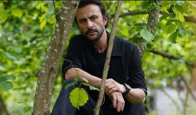 "S�ylenecek �ok s�z var"<br>  <p>Dilber payla��m�n�n devam�nda, "S�ylenecek �ok s�z var asl�nda, zaman� gelince s�yleriz in�allah. Gezep'i sevmi�, beni desteklemi�, �zerimde eme�i olan herkese sevgiyle? Yeni ve daha g�zel hikayelerde, yeni karakterlerde g�r��mek bulu�mak umuduyla?" ifadelerine yer verdi.&nbsp;</p>