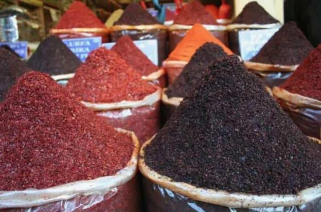 PEK� �SOT&nbsp; KA�INCI SIRADA<br>�anl�urfa'ya �zg� bir biber olan isotun ac�l��� ise Scoville �l�e�ine g�re 30.000-50.000 SHU'dur.&nbsp;<br>Yani en ac� biberler s�ralamas�nda 7. s�ray� payla��yor.
