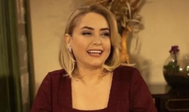 ARALARINDA SADECE 8 YA� FARK VAR!<br>  <p>Ba�ar�l� oyuncunun dizide&nbsp;Burak �z�ivit'in annesini canland�raca�� ��renildi.&nbsp;Normal �artlarda televizyon d�nyas�nda anne-o�ul rolleri �ok �a��rt�c� kar��lanmazd�. Ancak sosyal medyan�n dikkatini �eken �ey oyuncular�n ya�lar� oldu.&nbsp;41 ya��ndaki Burak �z�ivit ile 49 ya��ndaki Sibel Ta���o�lu aras�nda yaln�zca 8 ya� bulunuyor.</p>  <br>SOSYAL MEDYA �K�YE B�L�ND�!<br>  <p>Bu detay k�sa s�rede&nbsp;sosyal medya&nbsp;kullan�c�lar�n�n radar�na girdi.&nbsp;Bir�ok ki�i iki oyuncunun ya� fark�n�n anne-o�ul ili�kisini canland�rmak i�in olduk�a d���k oldu�unu savunurken, baz� izleyiciler ise televizyon d�nyas�nda bunun yeni bir durum olmad���n� belirtti.</p>