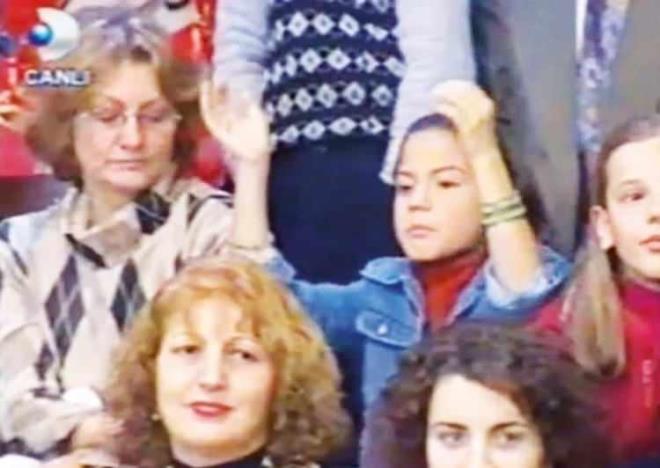 �zdemir'in 9 ya��ndaki hali ile birebir benzedi�i ve y�z�nde herhangi bir de�i�iklik olmad��� yorumlar� yap�l�rken video sosyal medyada binlerce kez yay�nlan�rken b�y�k be�eni ald�.