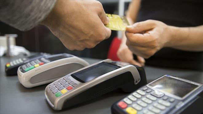 Toplam �deme tutar�n�n iki trilyon 212,9 milyar liras� kredi kartlar�yla, 412,8 milyar liras� banka kartlar�yla ve 7,9 milyar liras� ise �n �demeli kartlarla ger�ekle�tirildi.