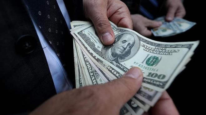 <strong>Uzman isimden dikkat �eken a��klama</strong><br>Dave Ramsey, servet birikiminin �o�u zaman g�steri�li yat�r�mlardan de�il, y�llarca s�rd�r�len finansal disiplin sayesinde olu�tu�unu belirterek �u g�r��� savunuyor: "Y�ksek gelir avantaj sa�lar ancak serveti olu�turan �ey gelir de�il, o geliri nas�l y�netti�inizdir."
