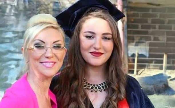 Biyolojik incelemelerde ise sanat�� d���nda herhangi bir ki�iye ait DNA profiline rastlanmad�. �zellikle t�rnak �rneklerinde ba�ka bir DNA bulunmamas�, olay �ncesinde bir bo�u�ma ya�and��� iddialar�n� zay�flatan unsurlar aras�nda yer ald�. Olayla ilgili soru�turmay� derinle�tiren savc�l�k, bilirki�i raporuyla dengenin kendi kendine kaybedilmedi�i, bir d�� kuvvet veya fiziksel temasla, yani itilerek d��menin ger�ekle�ti�i y�n�ndeki sonuca ula�t�.&nbsp;