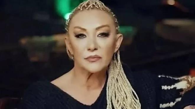 G�ll�, 26 Eyl�l'de Yalova ��narc�k'taki evinin penceresinden d��erek hayat�n� kaybetti.&nbsp;G�ll�'n�n �l�m�, ilk saatlerde "talihsiz bir kaza" olarak de�erlendirildi. Ancak ilerleyen s�re�te ortaya ��kan kamera kay�tlar�, savc�l�k dosyas�na giren �arp�c� ifadeler ve cinayet iddialar� soru�turman�n seyrini de�i�tirdi.