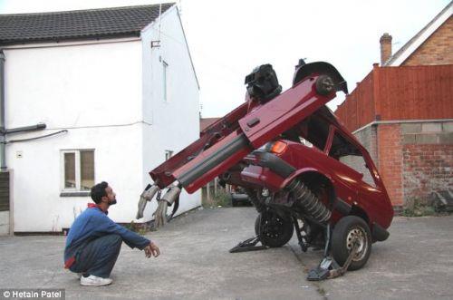 evinin arka bahesinde gnlerce uraarak Ford Fiesta marka aracn Transformers robotuna dntrmeyi baard.