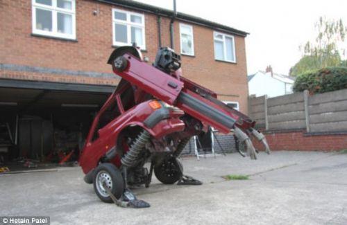 Bir ngiliz kendisine ait Ford Fiesta otomobilden gerek bir Transformers retti.