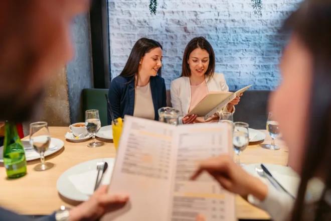 <p>Garsondan �efe, �eften mutfa�a kadar giden "i�erik" sorular� art�k son buluyor.</p><p>&nbsp;</p><p>1 Temmuz'dan itibaren kafe ve restoranlarda men�ler de�i�ecek.</p>