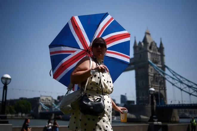 <p>2016 y�l�nda yap�lan bir ba�ka �al��ma ise Atlantik'teki so�uk anomalilerin, 1980'lerden bu yana Avrupa'y� vuran b�y�k s�cak hava dalgalar�n�n "yayg�n bir �nc�s�" oldu�unu �ne s�rm��t�.</p><p>&nbsp;</p><p>2023 y�l�nda yay�mlanan bir di�er makalede ise anomalinin Avrupa'daki s�cak hava dalgalar� �zerindeki etkisini g�rmek i�in so�uk lekenin dahil edildi�i ve edilmedi�i bilgisayar sim�lasyonlar� �al��t�r�ld�.</p><p>&nbsp;</p><p>Almanya'daki GEOMAR Helmholtz Okyanus Ara�t�rmalar� Merkezi Kiel'de ara�t�rmac� olan, �al��man�n ba�yazar� Sabine Bischof, "Bu so�uk anomali ile birlikte Avrupa'da daha uzun ve daha yo�un s�cak hava dalgalar� ya��yoruz" dedi.</p><p>&nbsp;</p><p>2019 y�l�nda yap�lan bir ara�t�rmaya g�re, d�nya genelinde deniz y�zeyi s�cakl�klar� 1900 y�l�ndan bu yana ortalama 1 derece artarken, so�uk leke b�lgesi 0,9 dereceye kadar so�udu.</p><p>&nbsp;</p><p>Ge�en ay yay�mlanan bir ara�t�rma ise deniz y�zeyinden �s� kayb�n�n m� yoksa zay�flayan AMOC'un mu so�uk lekenin arkas�nda oldu�u y�n�ndeki bilimsel tart��may� ��zmeyi ama�lad�.</p><p>&nbsp;</p><p>Potsdam �klim Etkisi Ara�t�rma Enstit�s� Yer Sistemi Analizi B�l�m Ba�kan� Stefan Rahmstorf, "Kuzey Atlantik'teki bu �nl� 'so�uk lekenin', okyanus y�zeyinden daha fazla �s� kaybedilmesinden de�il, okyanus ak�nt�lar�n�n bu b�lgeye daha az �s� ta��mas�ndan kaynakland���n� bulduk" bilgisini payla�t�.</p>