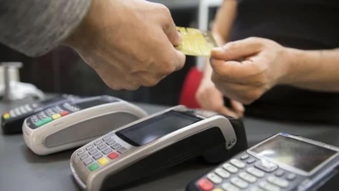 90 G�N� A�ARSA<br>S�z konusu bor�lar�n 90 g�n� a�mas� durumunda, bankalar yasal takip mekanizmalar�n� devreye sokarak icra s�recini ba�lat�yor. Haber7'de yer alan habere g�re uzmanlar, sadece asgari tutar� �demenin borcun anaparas�n� azaltmad���na, aksine y�ksek faiz y�k� nedeniyle bor� sarmal�n� derinle�tirdi�ine dikkat �ekiyor.</p>