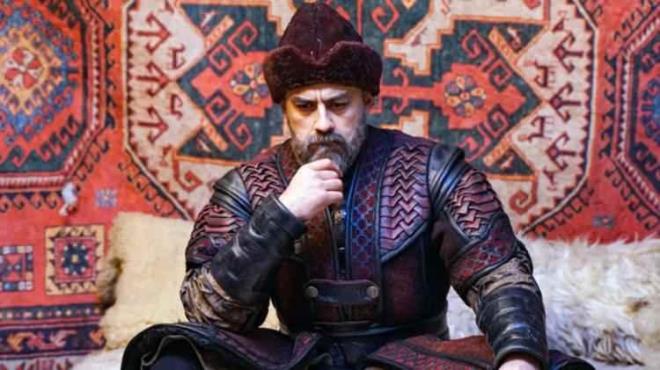 KANBOLAT G�RKEM ARSLAN<br><strong>"Poyraz Karayel" dizisiyle haf�zalara kaz�nan Kanbolat G�rkem Arslan, 45 ya��nda ya�am�n� yitirdi. Evinde rahats�zlanmas�n�n ard�ndan kald�r�ld��� hastanede yap�lan t�m m�dahalelere ra�men kurtar�lamayan oyuncunun kalp krizi ge�irdi�i a��kland�.</strong>