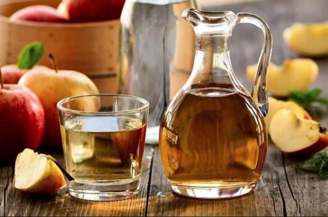 Bunun i�in bir kab�n i�ini su ile doldurun. Yakla��k 1 �ay barda�� sirke ekleyin ve kar���m� g�zelce kar��t�r�n. Daha sonra �ilekleri i�ine koyup b�t�n kal�nt�lar�n gitmesi i�in biraz bekletin. Beklettikten sonra tek tek so�uk suyla y�kay�n ve kurumas� i�in bir kenara al�n.