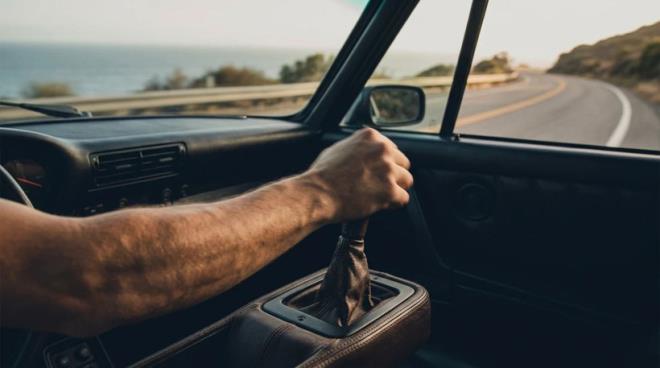 Morley'e g�re seri �retim pazar� ka��n�lmaz olarak elektrikli modellere teslim olacak. Ancak ger�ek bir s�r�� deneyimi arayan o kemikle�mi� kitle sayesinde, geleneksel manuel vitese olan talep her ge�en g�n artmaya devam edecek.