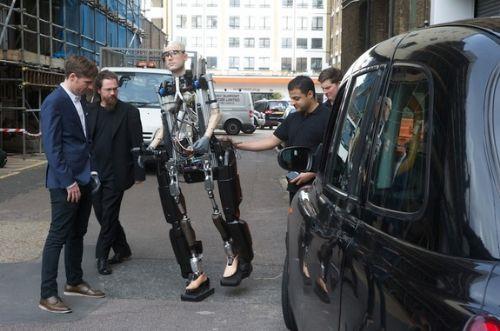 <p><b>DI SKELET VE YAPAY ORGANLAR</b></p>   Touch Bionics irketinin gelitirdii i-LIMB protez elini kullanan biyonik adam, olduka iyi tutma ve kavrama yeteneine sahip olsa da, bazen icecekleri dkebiliyor. Robotun ayak bilekleri ve ayaklar Massachusetts Teknoloji Enstits (MIT) Media Lab'de grevli biyo-mhendis Hugh Herr tarafndan gelitirildi. Protez bacaklar desteklemesi iin, biyonik adam iin "Rex" ad verilen bir d iskeler ina edildi. Yeni Zelanda'daki REX bionics irketi tarafndan gelitirilen d iskelet, biyonik adamn dzgn yrmesini salyor.Pankreasndan akcierlerine kadar yapay organlar bulunan biyonik adam, insanlardaki gibi ileyen bir kan dolamna sahip. ABD'nin Arizona eyaletinde bulunan SynCardia Systems tarafndan retilen yapay kalp, kalp nakli bekleyen insanlarn 6 ay ile 12 ay mrn uzatmak iin bugne kadar 100'den fazla hastaya nakledildi.