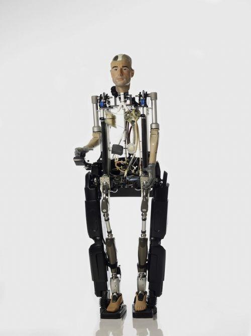 Bilim insanlar, dnyann konuan, nefes alan ve atan bir kalbi olan ilk tam biyonik adamn tantt.