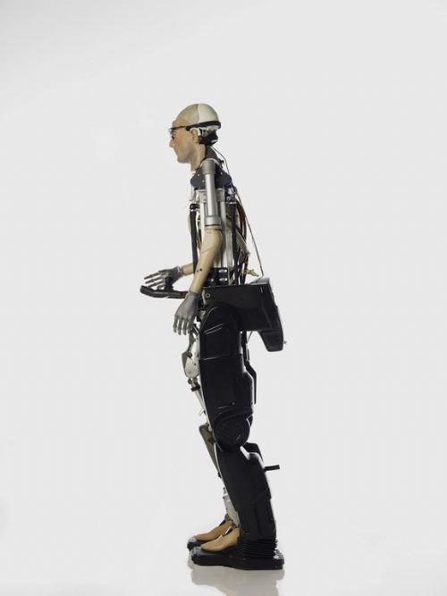 yapay organlara ve kan pompalayan kan dolam sistemine sahip.