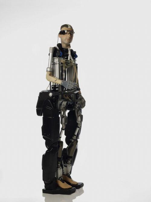 En gelimi protezlerin bir araya getirilmesinden oluturulan biyonik adam,