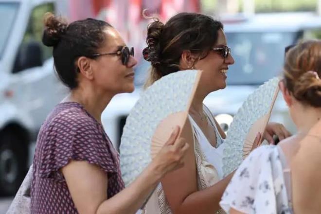 D�nya son g�nlerde etkisini artt�ran mevsim normalleri �zerindeki s�cak havalarla m�cadele ediyor... <br><div class="content-text"><p>Bu kapsamda en b�y�k kurtar�c� ise klimalar...</p>  <p>Uluslararas� Enerji Ajans� (IEA) verileri baz al�narak haz�rlanan �lkelerin klima sahiplik oranlar� listesi, d�nya genelinde hanelerde klima kullan�m�n�n nas�l da��ld���n� ortaya koydu.&nbsp;</p><br>��te s�cak hava dalgas�n�n t�m d�nyay� etkisi alt�na ald��� �u g�nlerde merakla takip edilen o listenin detaylar�...